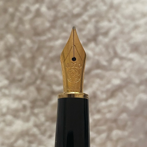 Mont Blanc Burgundy and Gold Pen - Picture 4 of 14